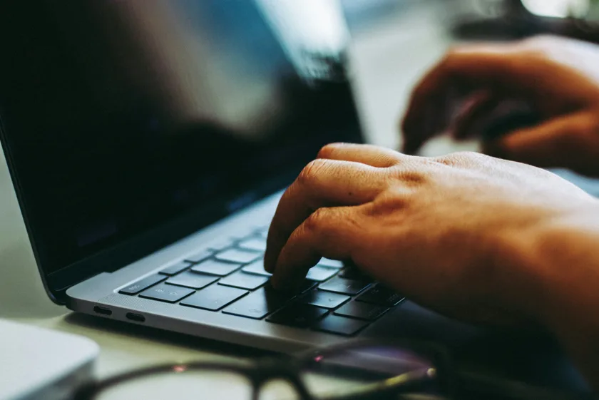 Web stranica prikazana na mobilnom uređaju